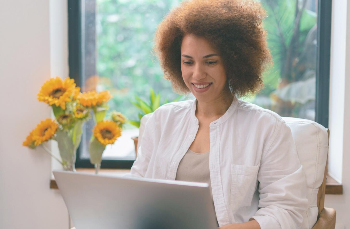 Persona organizando presupuesto semanal con calculadora y documentos financieros