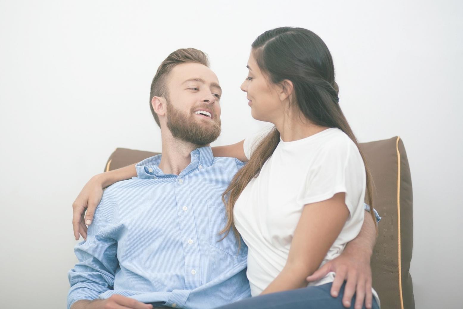 Persona organizando presupuesto familiar con documentos y calculadora