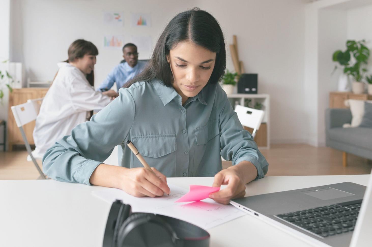 Familia revisando presupuesto semanal exitoso