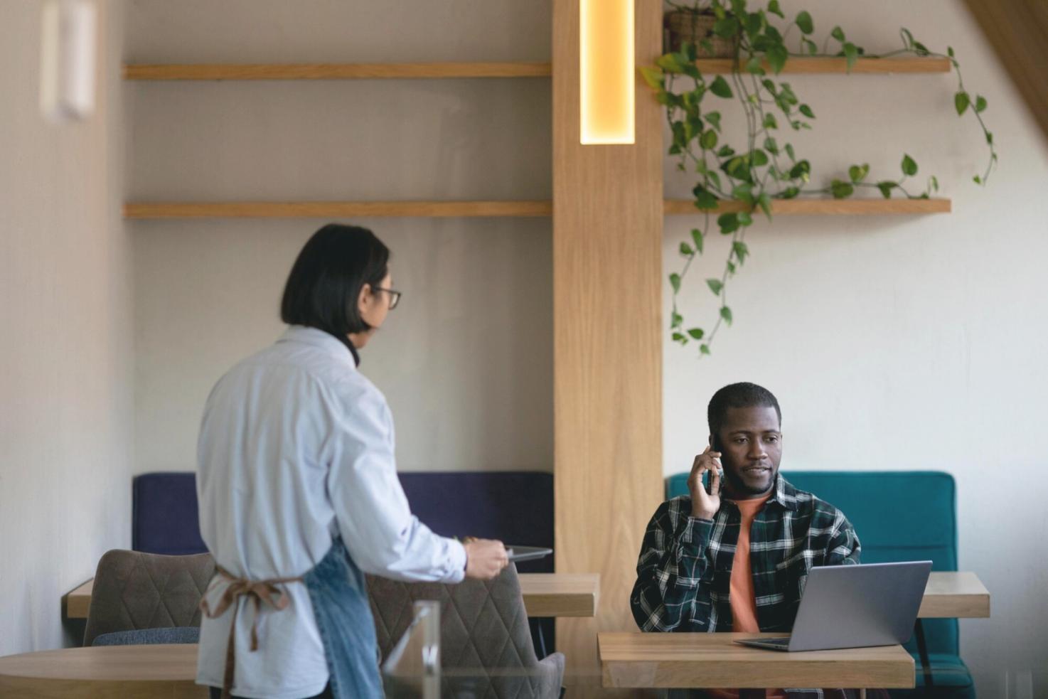 Espacio de trabajo organizado representando planificación financiera